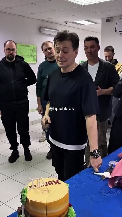 Сергею Безрукову подарили в Краснодаре двухъярусный торт «Хулиган»