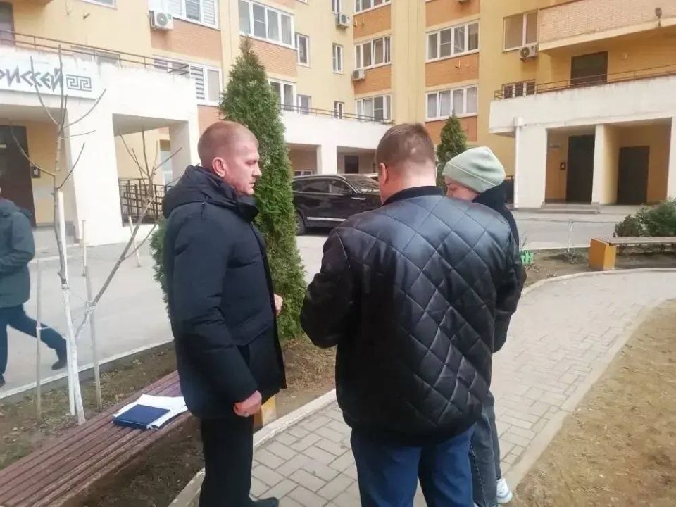 Андрей Кравченко: На планерном совещании:. Продолжаются поквартирные обходы и сбор пакетов документов для оказания материальной помощи жителям, пострадавшим во время массированной атаки на Новороссийск