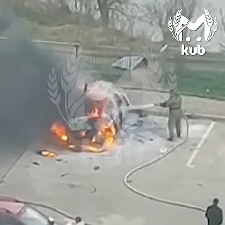 Ещё одна машина обгорела при взрыве в краснодарском дворе