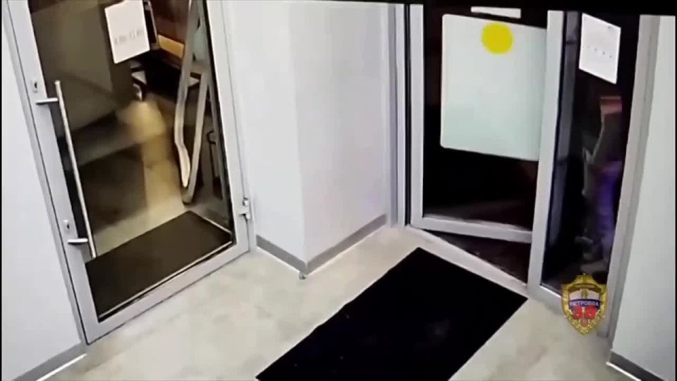 1:0 в пользу банкомата: мужчина попытался взломать его скребком-ледорубом, но ушел ни с чем