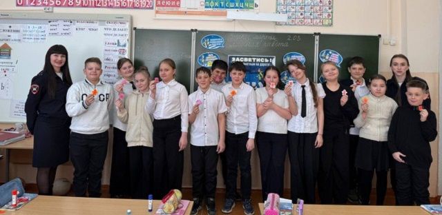 На Кубани сотрудники Госавтоинспекции провели мастер-класс «Я заметен на дороге!»