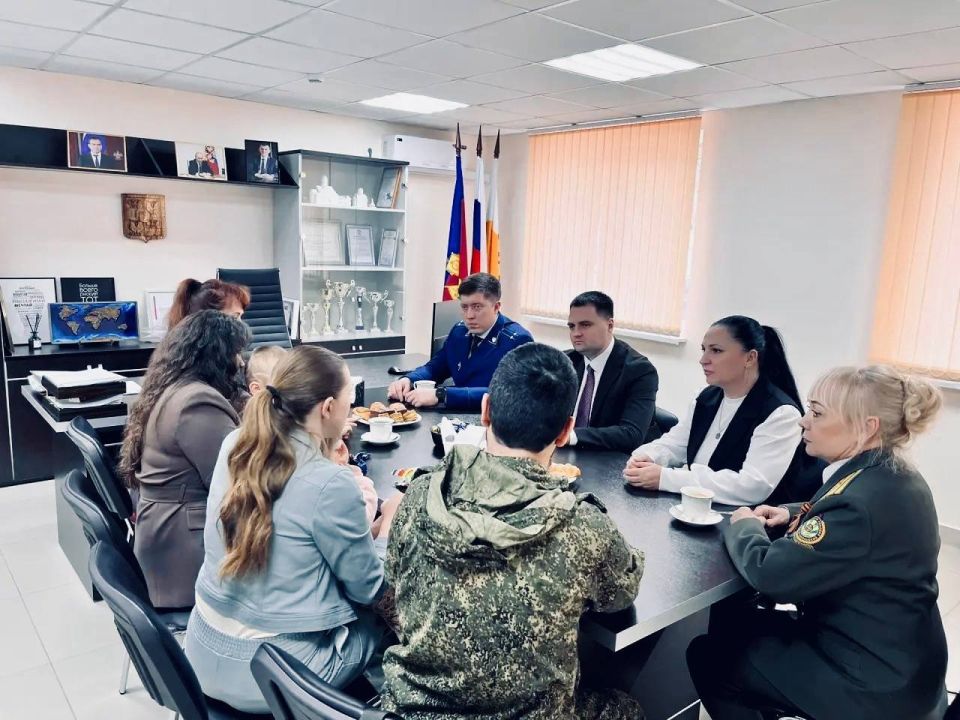 Руководством прокуратуры Прикубанского административного округа г. Краснодара проведена встреча с семьями участников СВО, в том числе с вдовами героически погибших российских военных