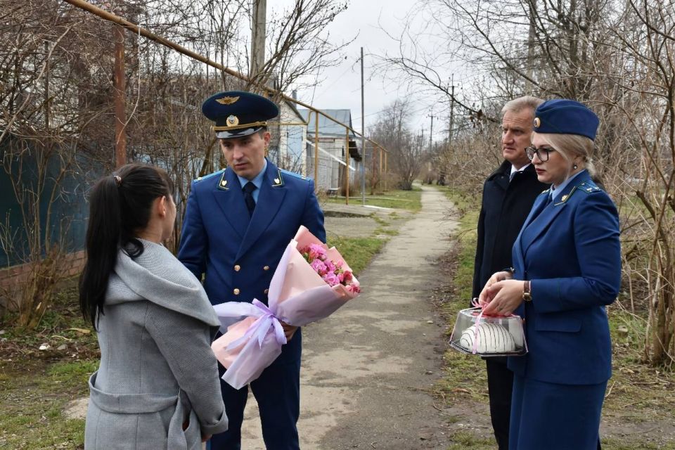 В преддверии празднования Международного женского дня 8 Марта 2026 прокурор Мостовского района поздравил супругу погибшего участника специального военной операции