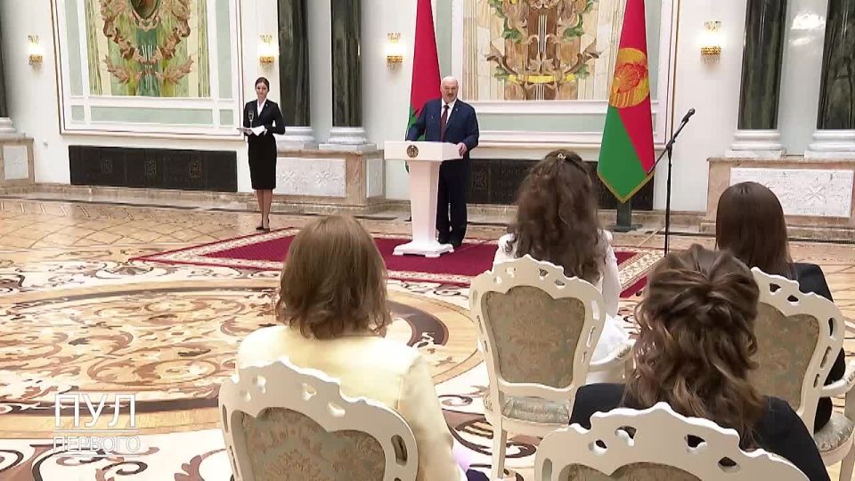 Лукашенко призвал белорусских женщин писать ему в TikTok, если "хоть один мужик" их обидит
