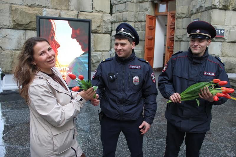 В преддверии международного женского дня сотрудники транспортной полиции Сочи совместно с Общественным советом поздравили женщин с наступающим праздником