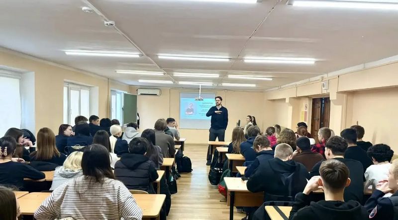 Кубанские полицейские совместно с общественниками проводят тематические мероприятия с молодежью