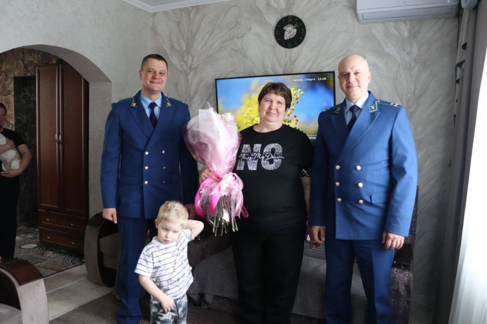 В преддверии Международного женского дня заместитель прокурора Краснодарского края поздравил супругу участника СВО