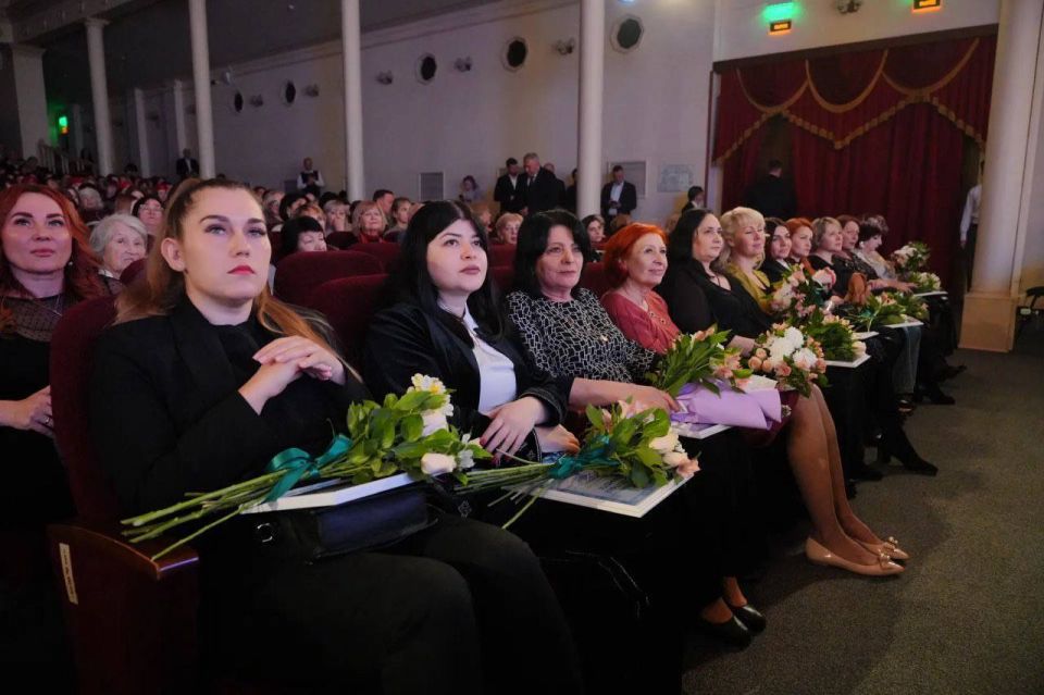 Накануне 8 Марта в городском театре Новороссийска состоялось торжественное мероприятие в честь выдающихся женщин города-героя