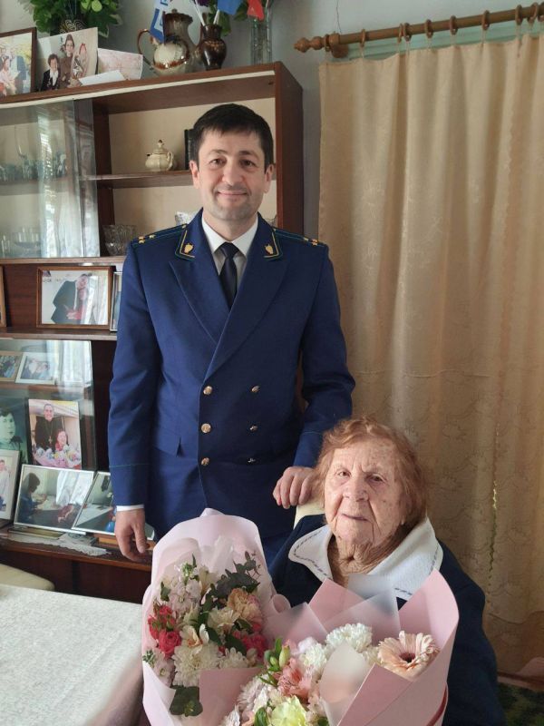 Прокуратура Карасунского административного округа г. Краснодара поздравила ветерана Великой Отечественной войны с наступающим Международным женским днем