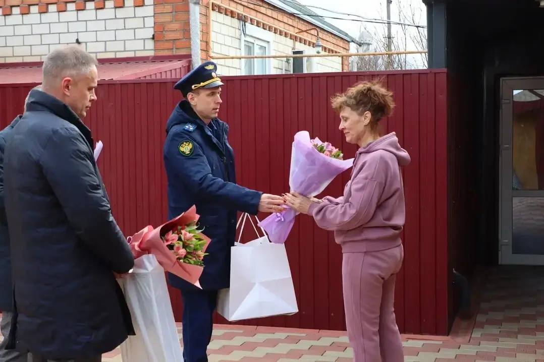 В преддверии празднования Международного женского дня прокурором Брюховецкого района принято участие в поздравлении матери Героя России Евгения Остапенко