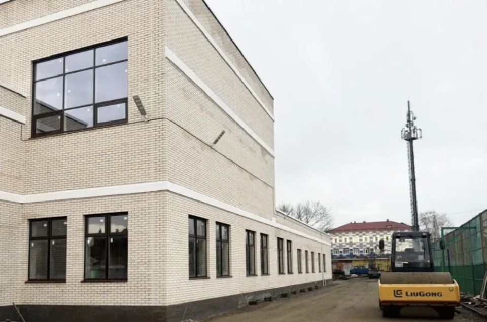 В строящемся здании со спортзалом и пищеблоком на территории школы № 63 Краснодара монтируют внутренние сети