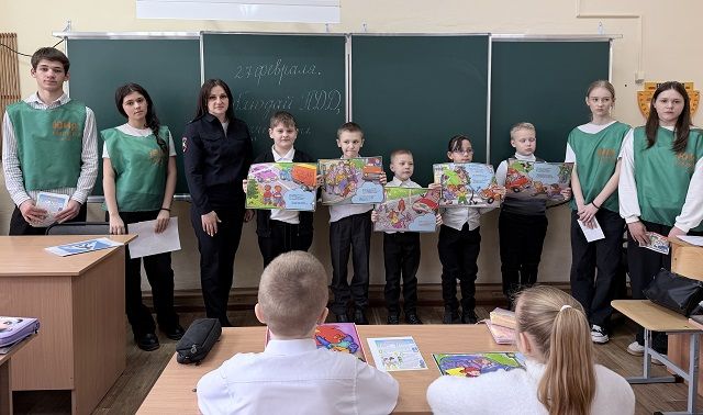 Юные инспекторы Кубани помогают учащимся начальных классов освоить правила дорожного движения
