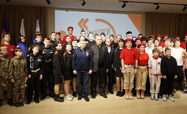 В рамках проекта «Диалоги с героями» сочинские школьники встретились с Героем России Вячеславом Бочаровым