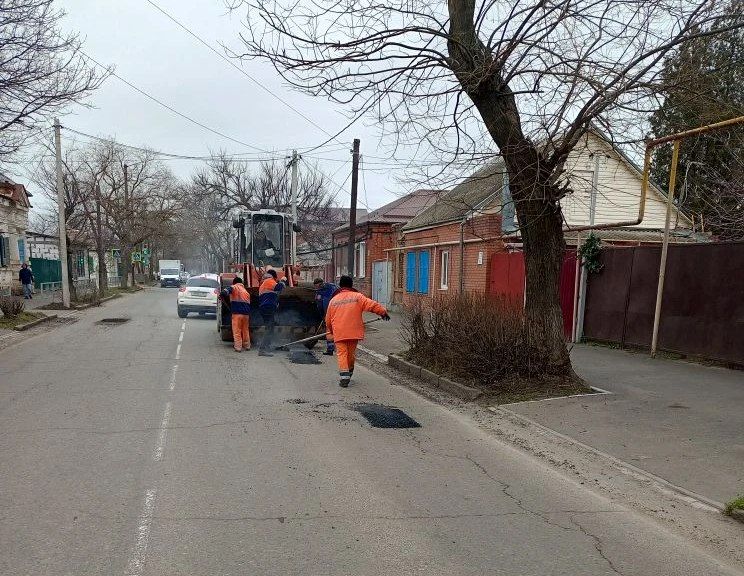 В Ейске начался ямочный ремонт дорог