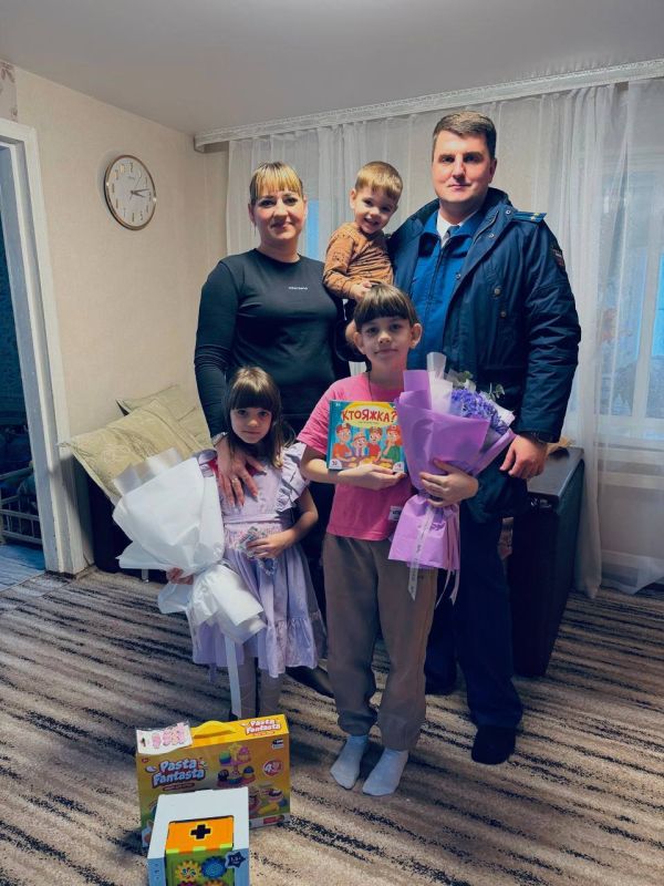 Прокурор Павловского района поздравил супругу и дочерей погибшего участника СВО с предстоящим Международным женским днём