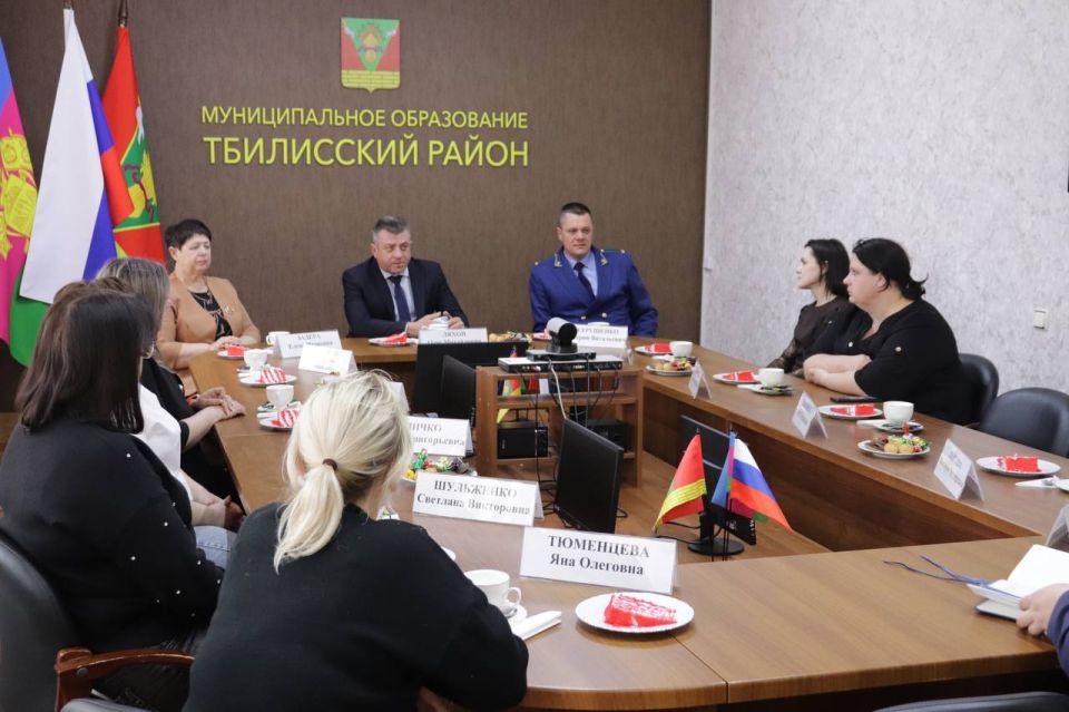 Руководством прокуратуры Тбилисского района в преддверии Международного женского дня принято участие в поздравлении жен участников специальной военной операции
