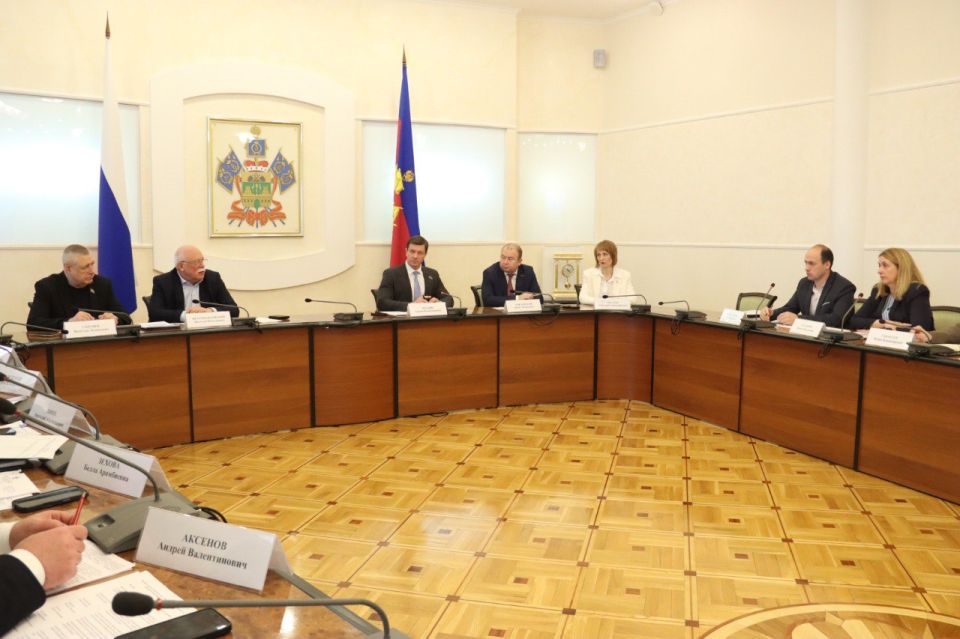 Заместитель руководителя кубанского парламента Сергей Болдин по поручению председателя ЗСК Юрия Бурлачко провел заседание рабочей группы комитета по вопросам имущественных и земельных отношений