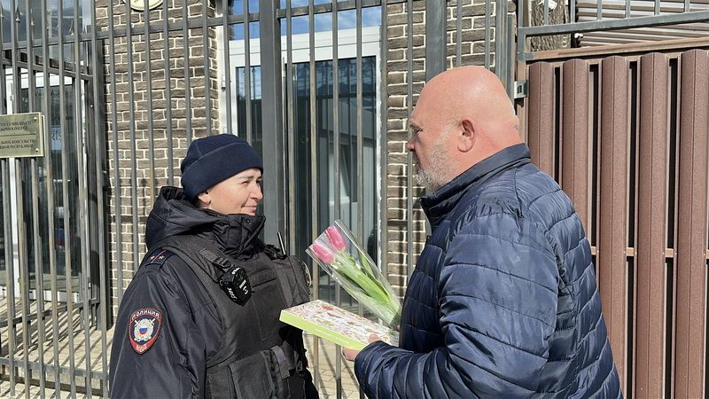 Представитель Общественного совета при краевом Главке полиции поздравил женщин в преддверии 8 марта