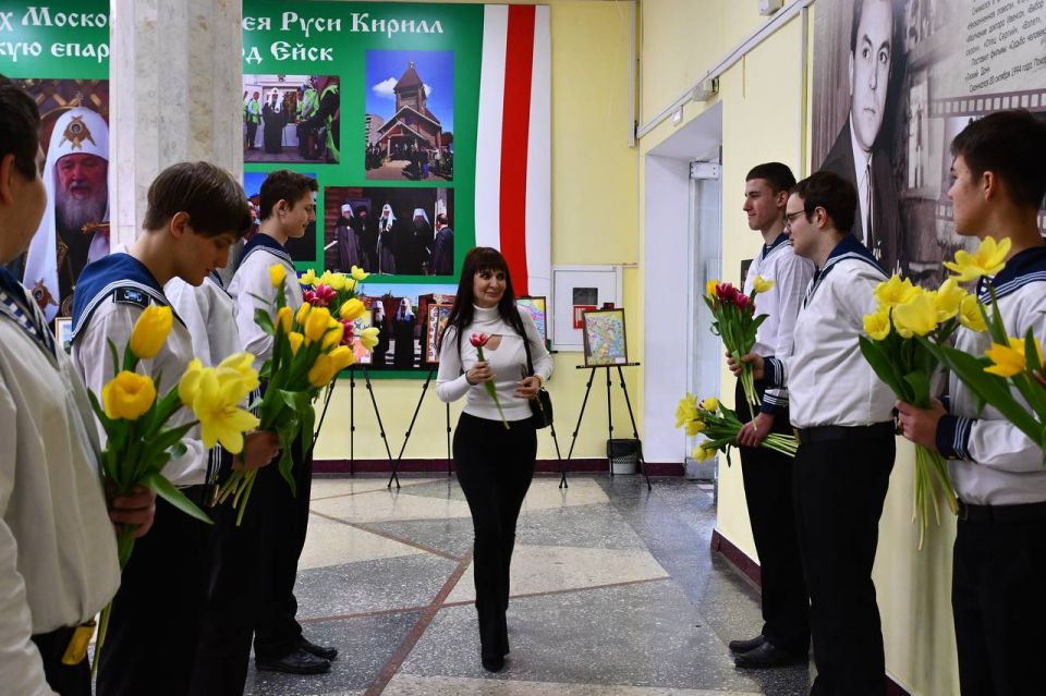 В преддверии Международного женского дня Городской дворец культуры окунулся в атмосферу тепла, радости и искренних эмоций -здесь состоялась праздничная программа «Букет прекрасных поздравлений»