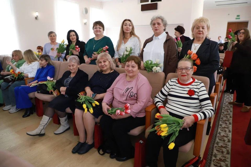 Алексей Богодистов: Накануне весеннего праздника вместе с депутатом Государственной Думы Сергеем Викторовичем Алтуховым поздравили тех, кто ежедневно отдает силы и время заботе о нашем городе