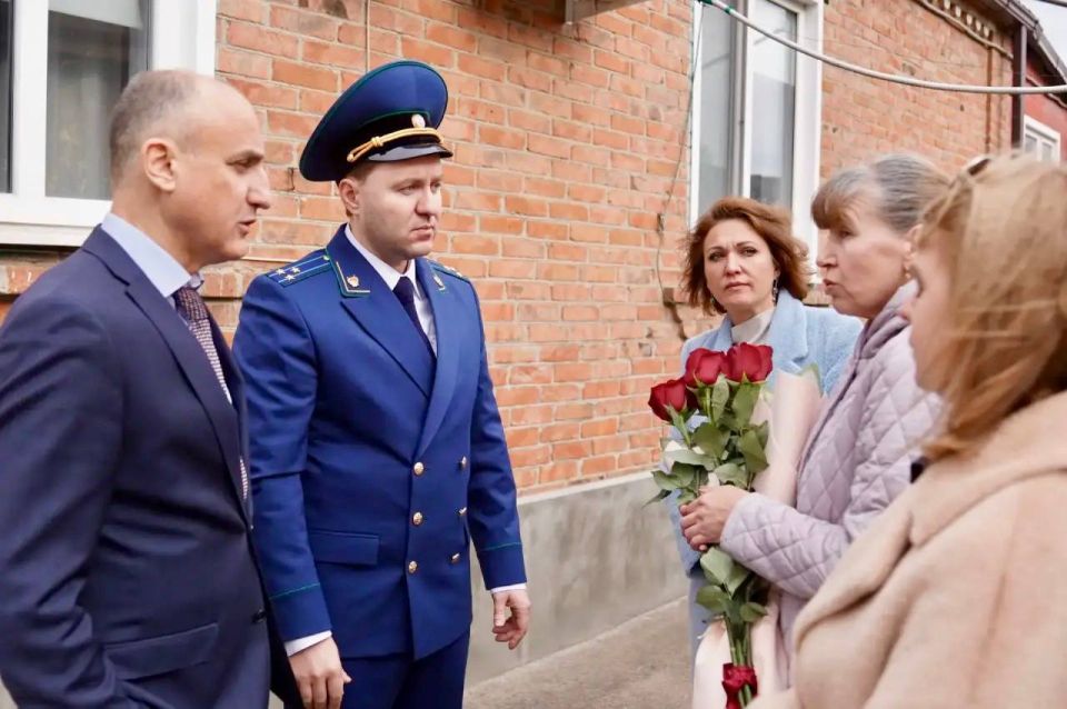 Руководством Тихорецкой межрайонной прокуратуры совместно с главой муниципального образования Тихорецкий район в преддверии Международного женского дня осуществлены выезды к семьям участников специальной военной операции