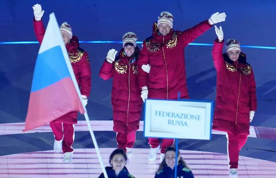 Российская делегация вышла под флагом страны в ходе церемонии открытия Паралимпийских игр в Италии