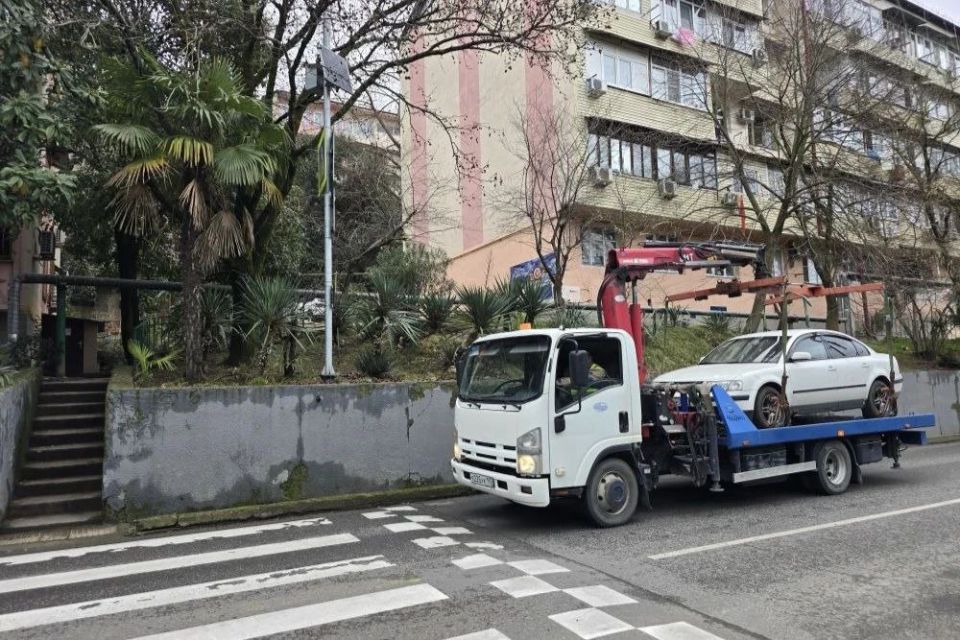 В Сочи продолжается эвакуация транспорта, припаркованного с нарушениями
