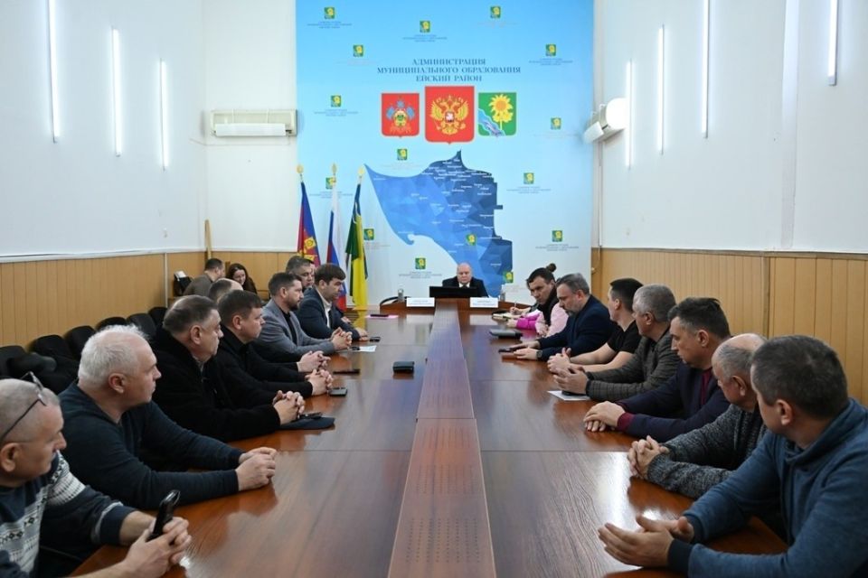 В администрации Ейского района прошла встреча представителей агропредприятий и крестьянских (фермерских) хозяйств с депутатом Госдумы Дмитрием Лоцмановым