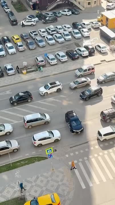 На улице 40 лет Победы в Краснодаре сегодня заметили внушительную пробку… в направлении Цветочного рынка