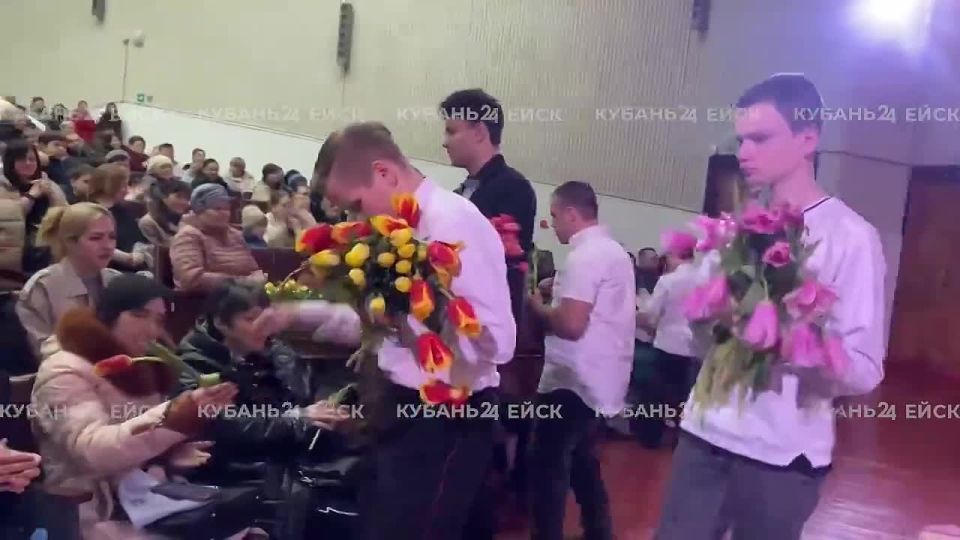 500 цветов для леди.. Степан Степанов из Копанской (Ейский район) устроил сюрприз женщинам станицы. Он купил полтысячи тюльпанов и подарил их во время праздничного концерта и на улице! Степан Степанов — отец шестерых детей...