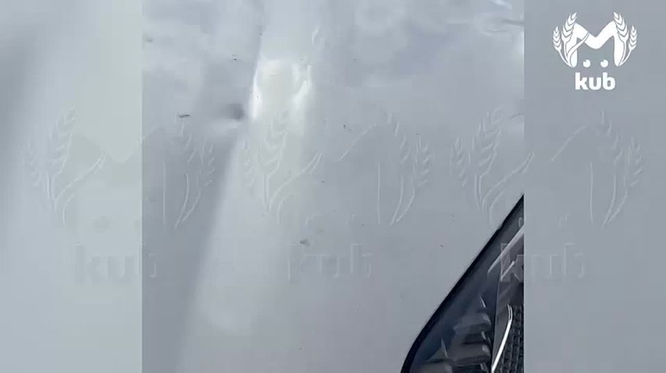 Неизвестный разгромил полтора десятка машин во дворе ЖК "Фонтан" в Краснодаре