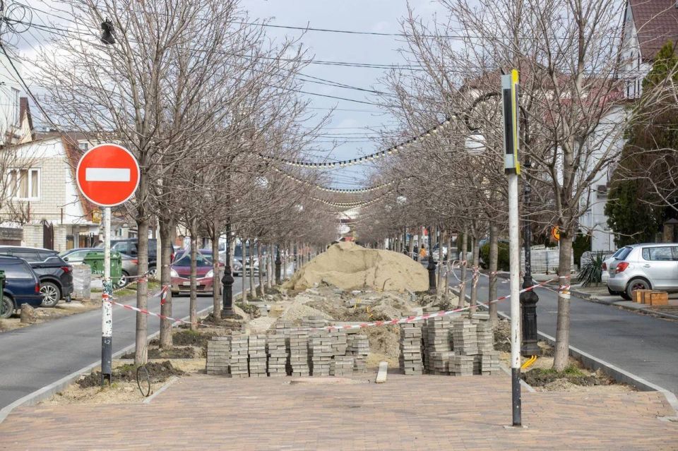 Светлана Маслова: Оценили ход работ благоустройства пешеходной аллеи по ул. Терской. Предусмотрена замена бордюров и обновление пешеходной зоны