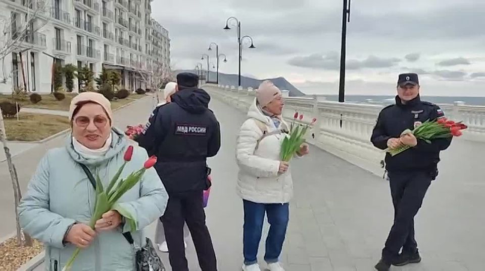 Полицейские поздравили женщин в Анапе с наступающим 8 Марта