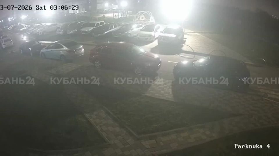 Неизвестный ночью сорвался на десятке машин во дворе ЖК в Краснодаре