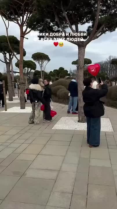 В парк "Краснодар" сегодня пришли все с красными шарами-сердцами в знак большой любви к создателю парка, Сергею Галицкому