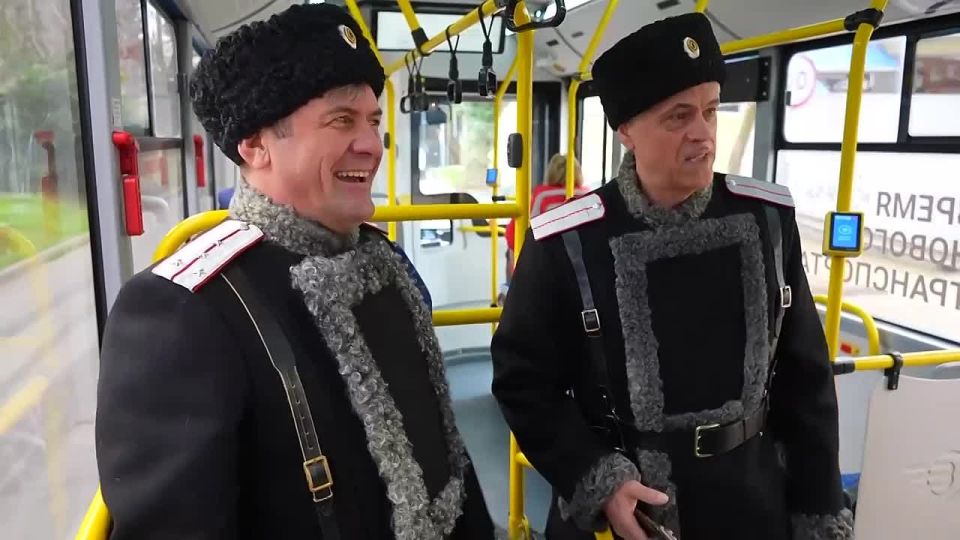 К поздравлению с Международным женским днем в общественном транспорте Сочи присоединились творческие коллективы