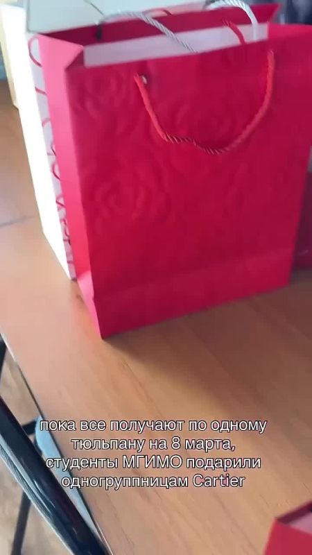 Студенткам МГИМО на 8 Марта подарили "гвозди" от Cartier