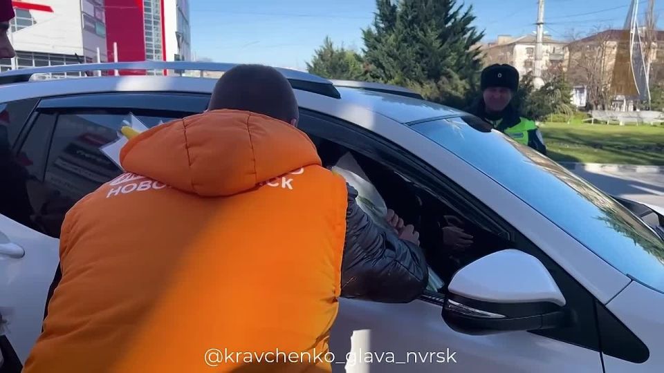 Тысячи тюльпанов, улыбки и весеннее настроение: на улицы города-героя Новороссийска высадился «Цветочный десант»