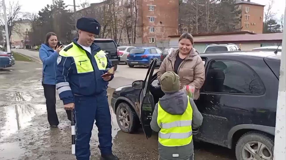 В Крымском районе дети пошли в «цветочный патруль» и задержали женщин