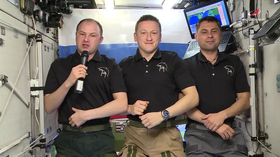 Российские космонавты поздравили женщин с 8 Марта с борта МКС