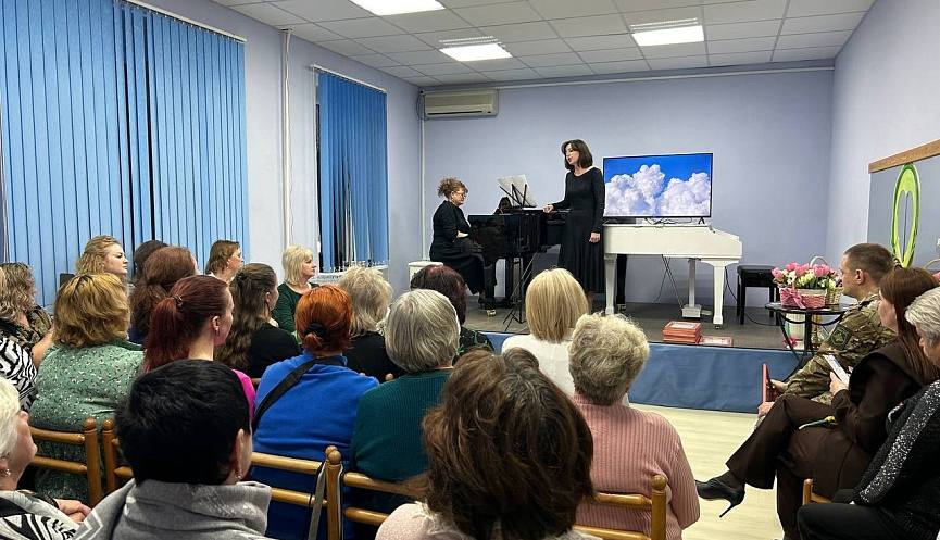 Они приближают Победу, а мы благодарим их искусством: в станице Раевской женщинам-волонтерам подарили праздничный концерт в честь 8 Марта