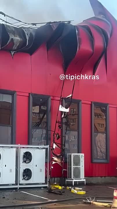 Магазин «Светофор» полностью сгорел в Краснодаре