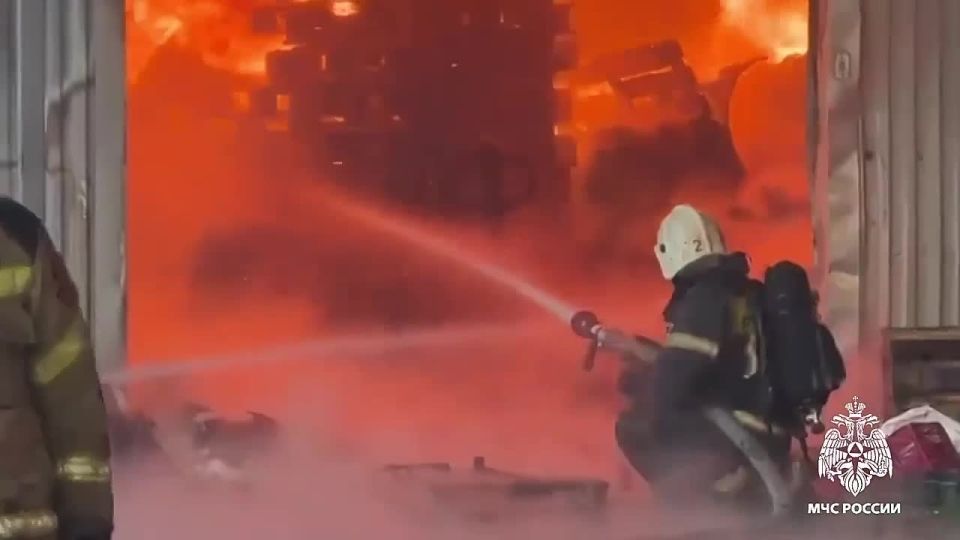 Мощный пожар охватил склад в Краснодаре, сообщили в МЧС