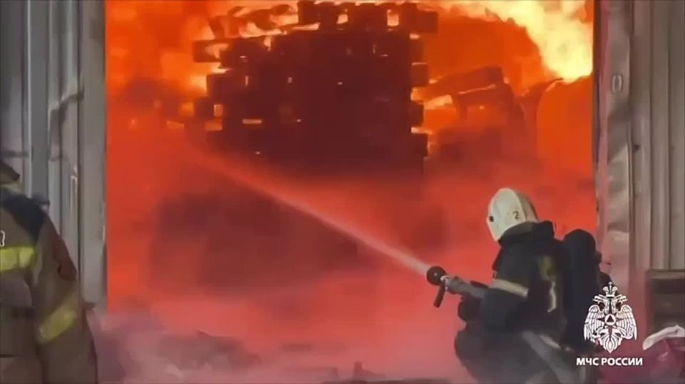 На площади 2,5 тыс. кв. метров горит склад в Краснодаре