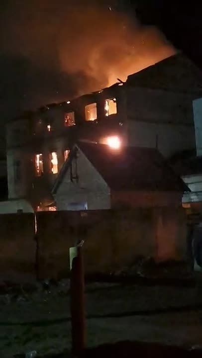 Крыша обрушилась из-за пожара в здании в Тихорецком районе