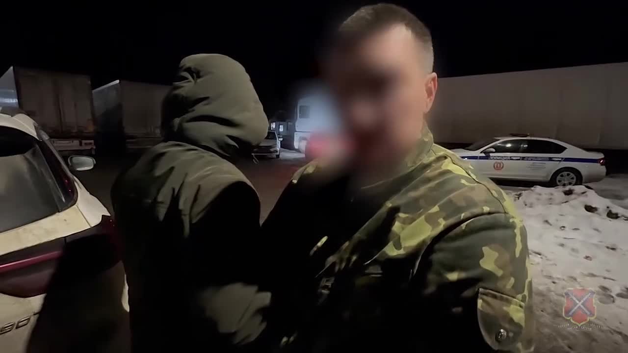 Крупную партию «синтетики», оружие и патроны изъяли у наркокурьера, следовавшего из Волгограда на Кубань