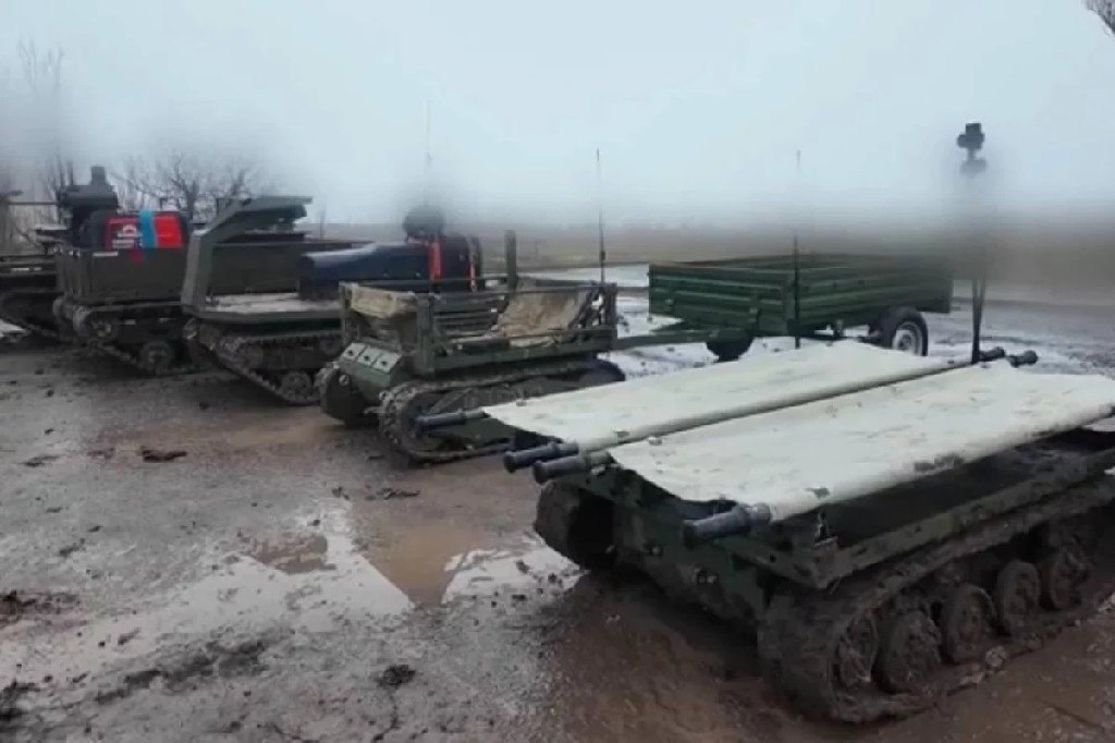 Роботы СВОих не бросают. Гусеничные платформы вывозят раненых из-под огня