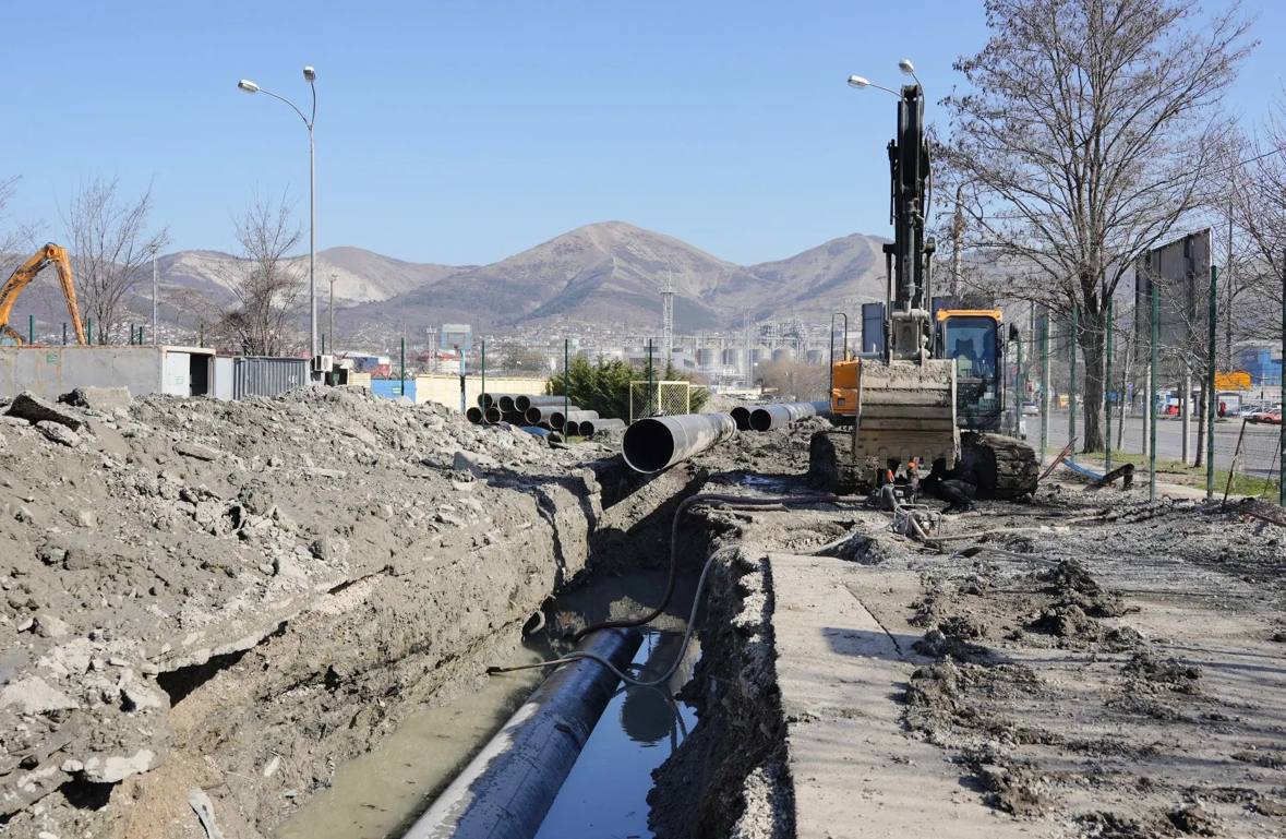 В Новороссийске на улице Магистральной продолжается реконструкция наиболее аварийного участка Троицкого группового водопровода