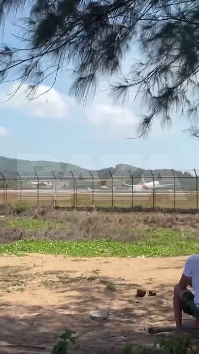 Авиалайнер Air India Express совершил жесткую посадку в аэропорту Пхукета, полностью разрушив шасси