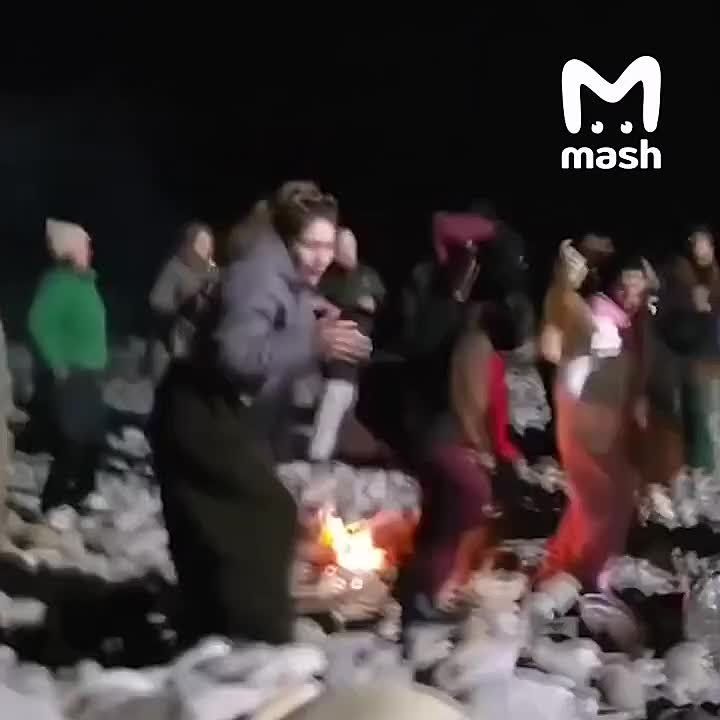 Обычный ретрит в Сочи — вы зажигаете костёр на пляже, а где-то рядом прилетает дрон